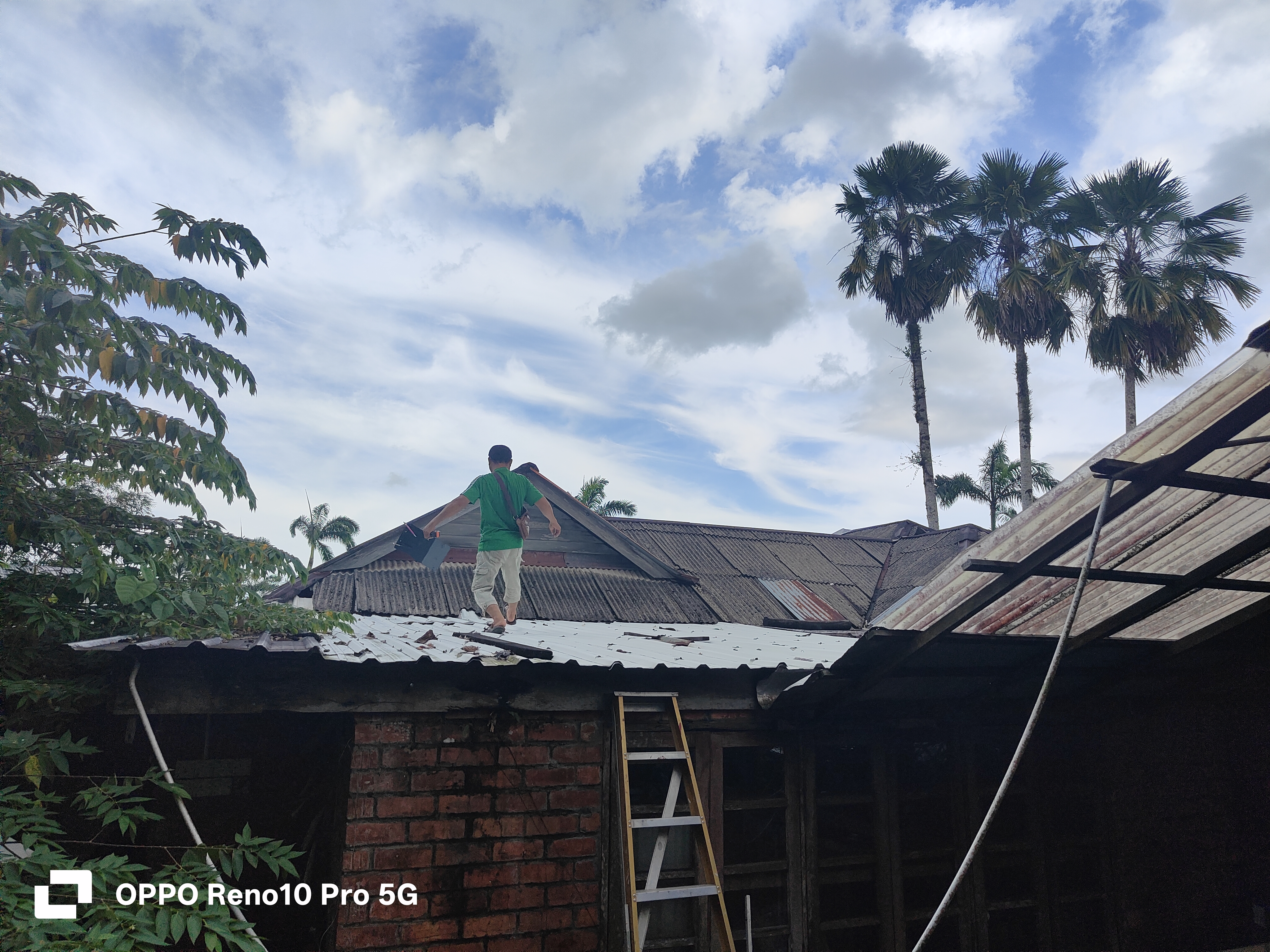 Roofing work in progress at John Cottage, Serian